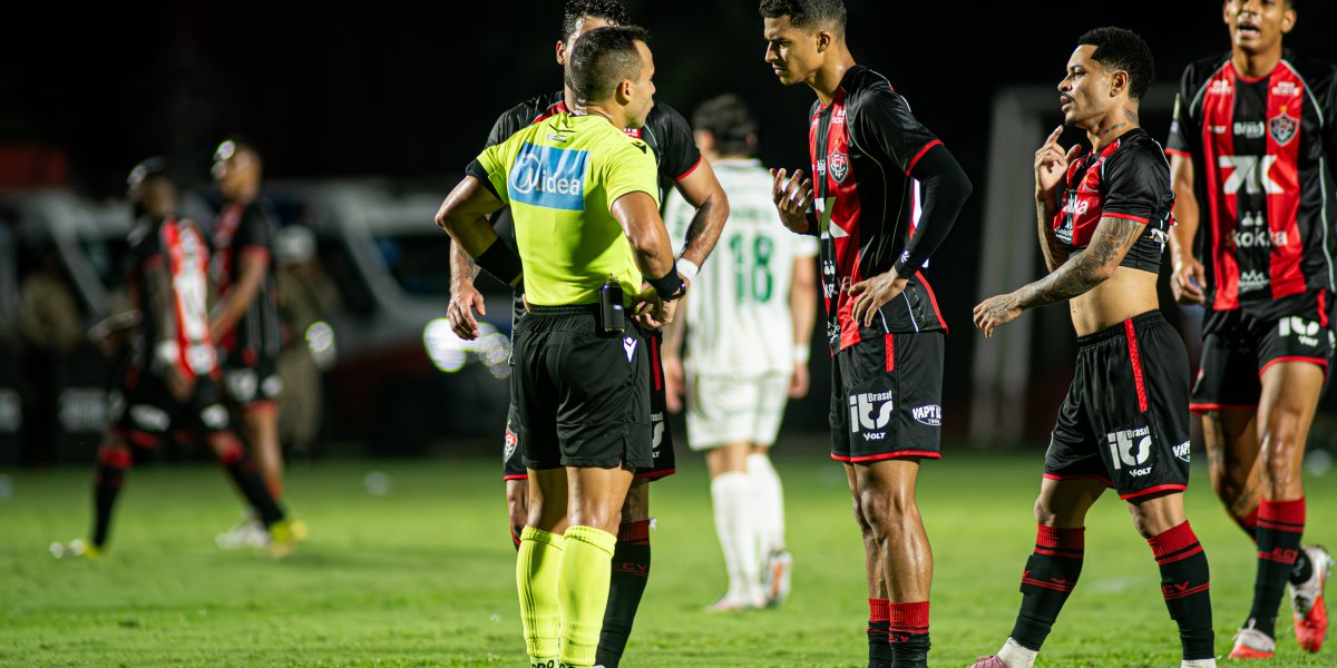 Arbitragem polêmica marca goleada do Palmeiras e fim da invencibilidade do Vitória no Barradão