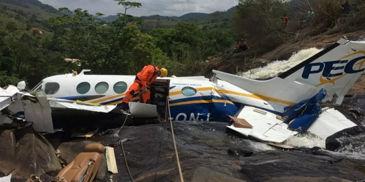 PM atirou para conter grupo que insistia em se aproximar do avião de Marília