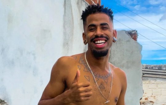 Cantor cria vaquinha de R$ 1 milhão para comprar casa e quitar aluguel atrasado; campanha gera críticas
