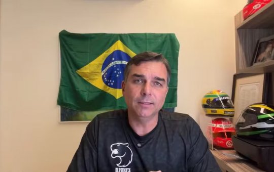 Flávio Bolsonaro diz que Jair não sabia de vídeo de IA na convenção: "Nós estudamos a legislação"