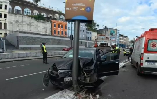 Carro bate em poste no bairro do Comércio, em Salvador, na manhã desta sexta-feira (31)