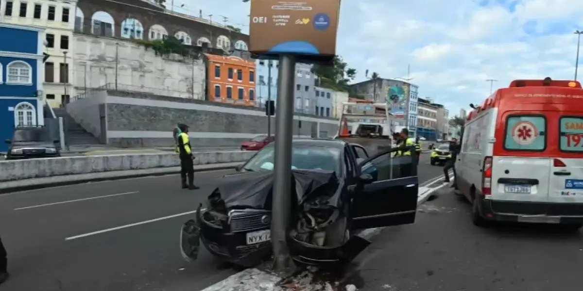 Carro bate em poste no bairro do Comércio, em Salvador, na manhã desta sexta-feira (31)