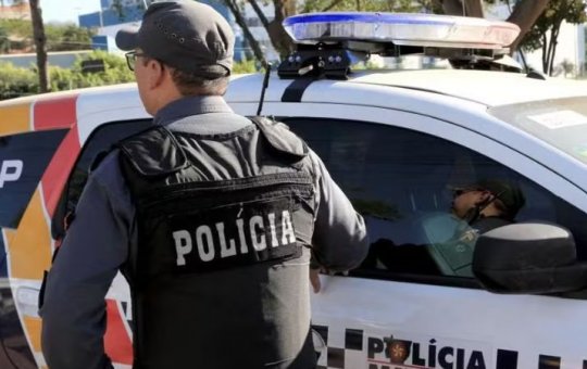 Homem invade casa, veste roupas da filha da moradora e é encontrado dormindo