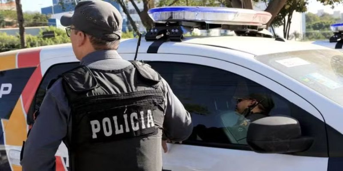 Homem invade casa, veste roupas da filha da moradora e é encontrado dormindo