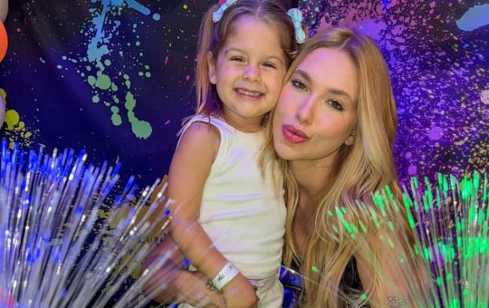 "Nova blogueira na área?" Maria Flor imita Virginia e mostra que já nasceu influenciadora