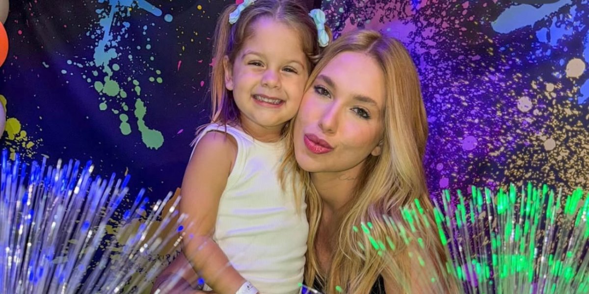 "Nova blogueira na área?" Maria Flor imita Virginia e mostra que já nasceu influenciadora