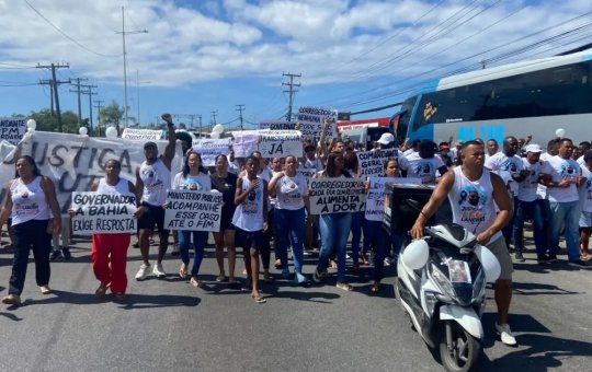 Manifestantes fazem protesto na Avenida Paralela pela morte de Léo Lanches