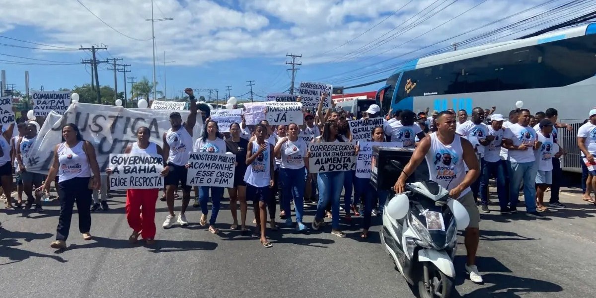 Manifestantes fazem protesto na Avenida Paralela pela morte de Léo Lanches