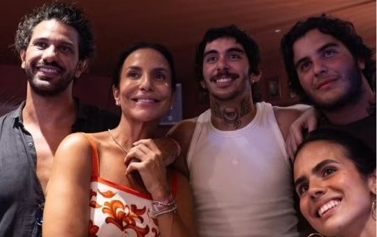Assumiram? Ivete Sangalo aparece em foto com affair durante férias