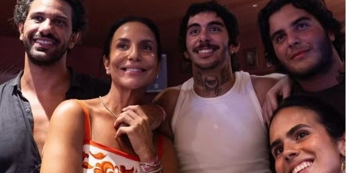 Assumiram? Ivete Sangalo aparece em foto com affair durante férias