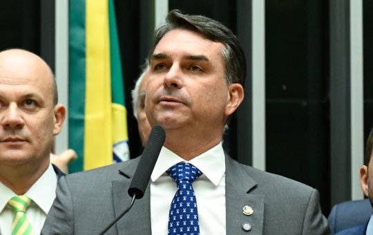 Flávio Bolsonaro vai à Justiça após Lula pedir votos durante convenção na Bahia
