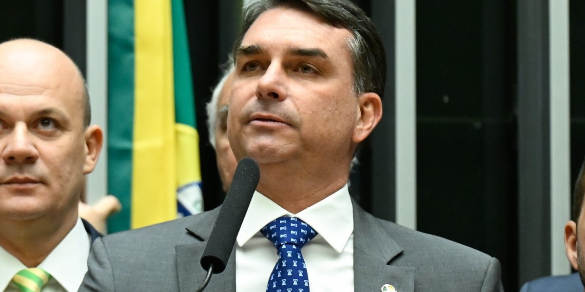 Flávio Bolsonaro vai à Justiça após Lula pedir votos durante convenção na Bahia