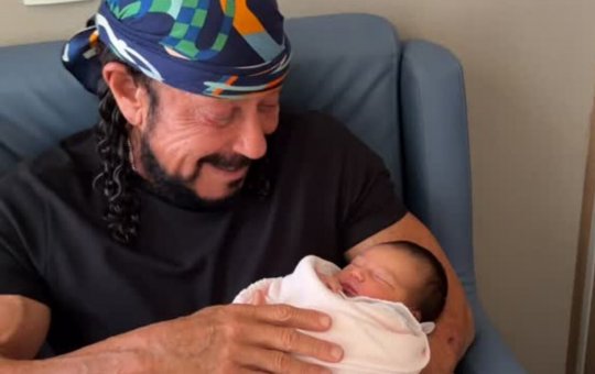 Bell Marques conhece a neta Malu e encontro emociona a família
