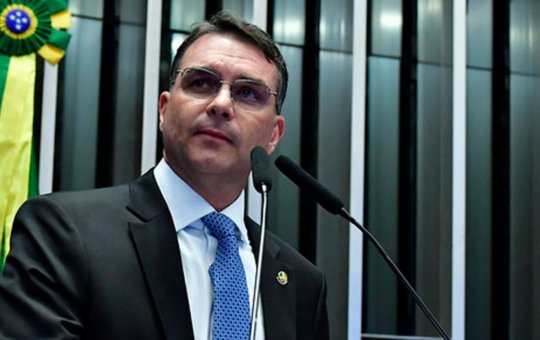 Flávio Bolsonaro diz que vai aceitar resultado da eleição, mas pede mais 'transparência' nas urnas eletrônicas