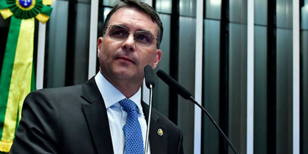 Flávio Bolsonaro diz que vai aceitar resultado da eleição, mas pede mais 'transparência' nas urnas eletrônicas