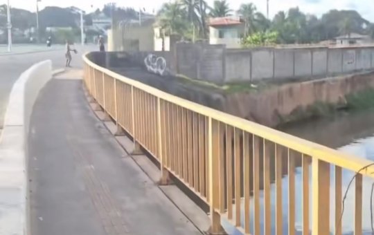 Adolescentes colocam tábua com pregos em avenida de Salvador e põem motoristas em risco