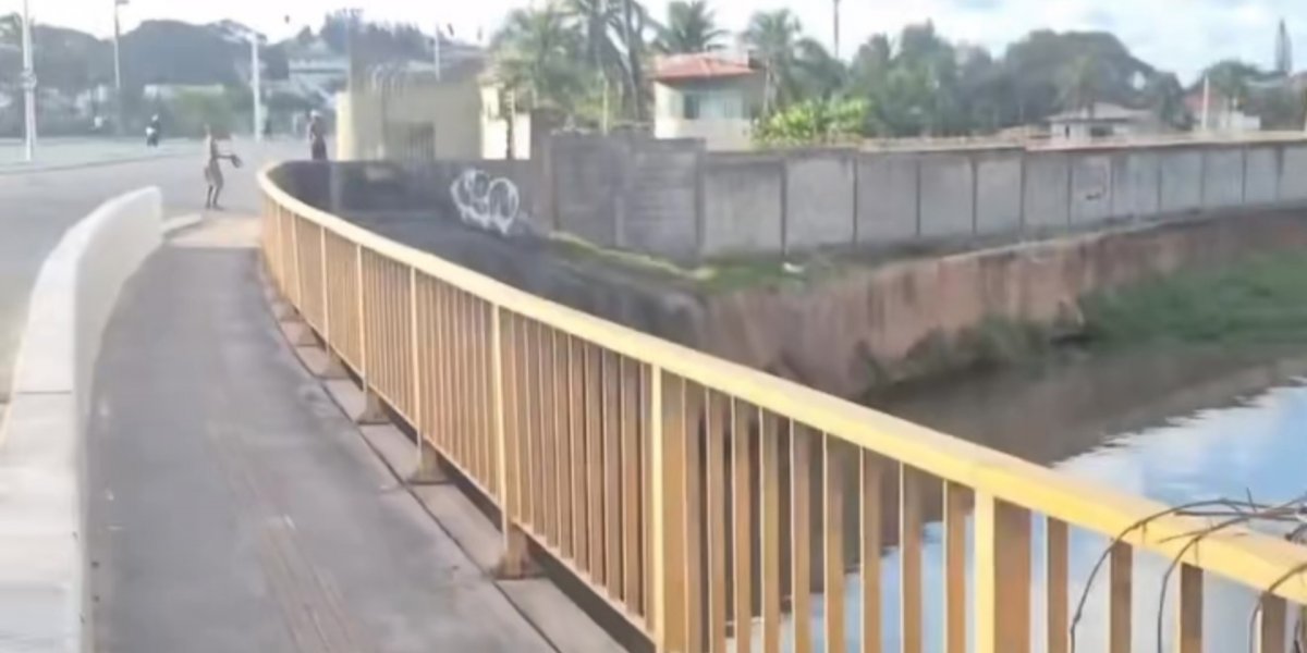 Adolescentes colocam tábua com pregos em avenida de Salvador e põem motoristas em risco