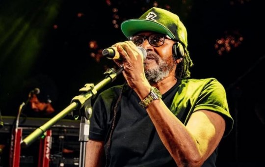 Edson Gomes é internado após passar mal depois de show em Salvador