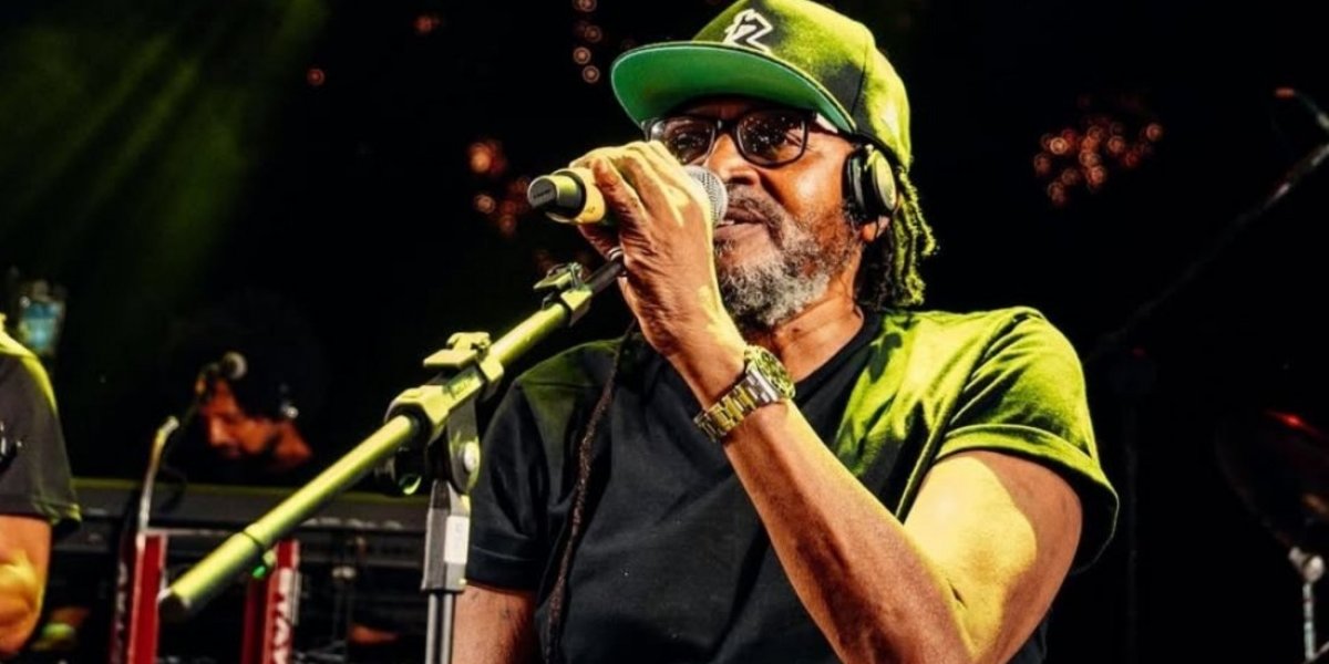 Edson Gomes é internado após passar mal depois de show em Salvador