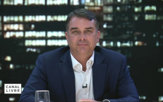 Jornalista da Band culpa família Bolsonaro por tarifaço dos Estados Unidos durante entrevista com Flávio