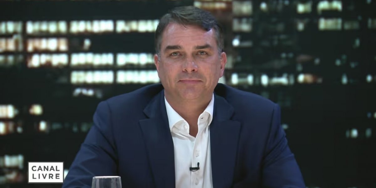 Jornalista da Band culpa família Bolsonaro por tarifaço dos Estados Unidos durante entrevista com Flávio