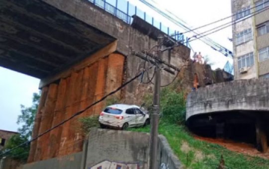 Codesal identifica danos em viaduto após carro despencar no Vale do Ogunjá