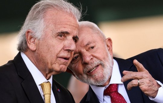 Ministro da Defesa José Múcio ironiza possível invasão dos EUA: "Abriria o portão"