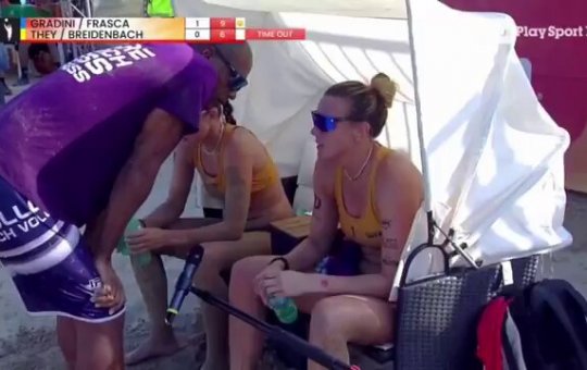 Técnico brasileiro é alvo de críticas após puxar braço de atleta em final de vôlei de praia