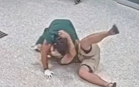 Vídeo mostra enfermeiro usando jiu-jítsu para conter paciente agressivo em hospital