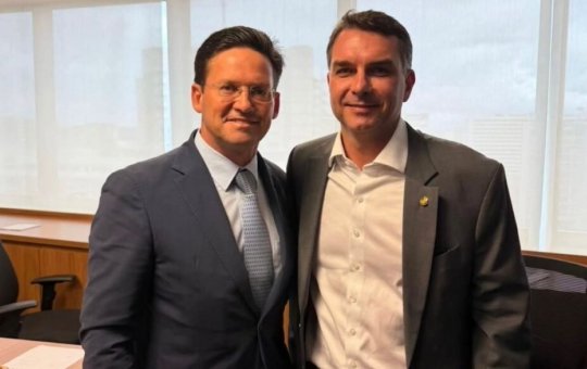 Flávio Bolsonaro deve voltar à Bahia em setembro, anuncia João Roma