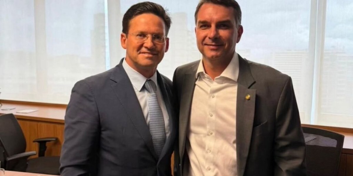 Flávio Bolsonaro deve voltar à Bahia em setembro, anuncia João Roma