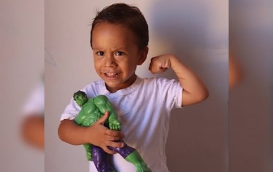 Vídeo mostra menino de 3 anos recusando ir para a casa do pai antes de ser encontrado morto