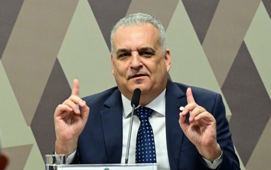 Flávio Bolsonaro anuncia Alfredo Gaspar como vice em chapa à Presidência