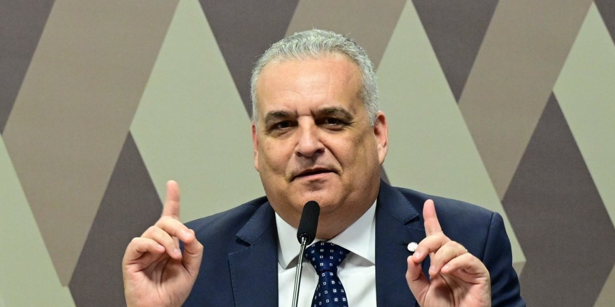 Flávio Bolsonaro anuncia Alfredo Gaspar como vice em chapa à Presidência