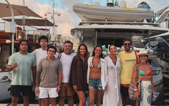 Ivete Sangalo curte férias na França ao lado do namorado e da família