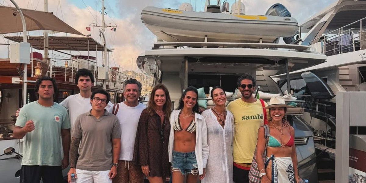 Ivete Sangalo curte férias na França ao lado do namorado e da família