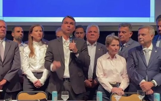 Flávio Bolsonaro afirma que teve duas filhas para cuidarem dele quando envelhecer