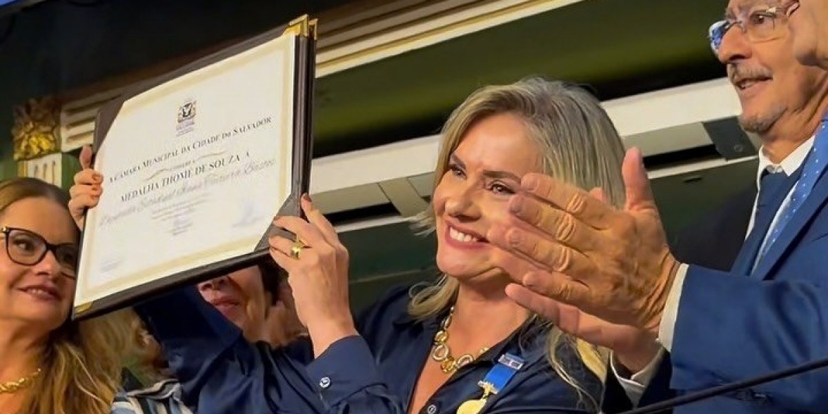 Deputada Ivana Bastos é homenageada com a Medalha Thomé de Souza em Salvador
