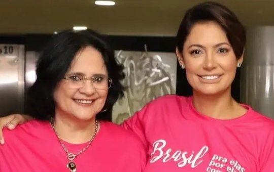Damares explica ausência de Michelle em anúncio de vice de Flávio: “Está fazendo comida para o marido”