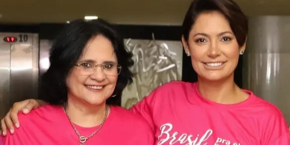 Damares explica ausência de Michelle em anúncio de vice de Flávio: “Está fazendo comida para o marido”