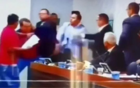 Briga entre vereadores termina em troca de socos e interrompe sessão da Câmara no interior da Bahia
