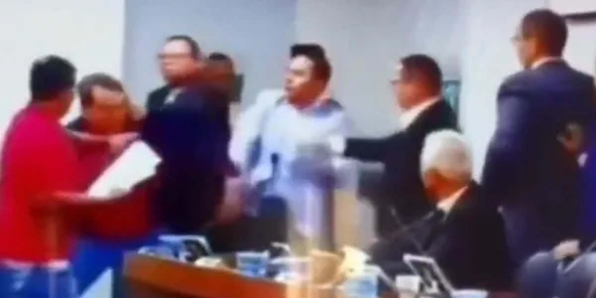 Briga entre vereadores termina em troca de socos e interrompe sessão da Câmara no interior da Bahia