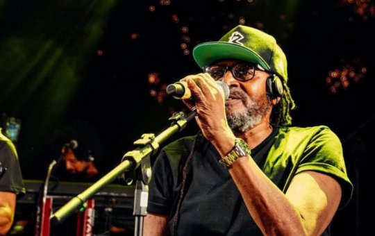 Edson Gomes confirma retorno aos palcos após internação e mantém show em Salvador
