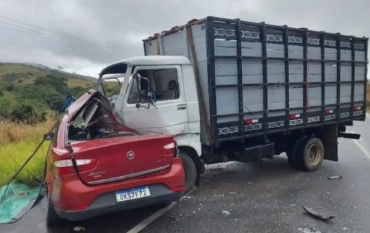 Batida entre carro e caminhão deixa mãe e filho mortos no Sul da Bahia