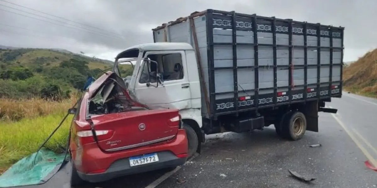 Batida entre carro e caminhão deixa mãe e filho mortos no Sul da Bahia