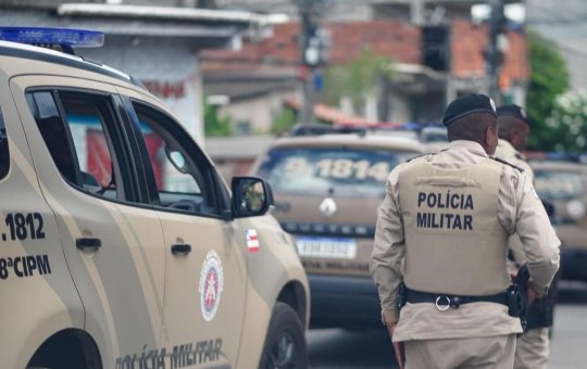 Operação em Pernambués termina com dois presos e protesto após idoso ser baleado