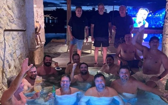 Angelo Coronel e outros parlamentares baianos aparecem em “festa da piscina” com investigado do INSS