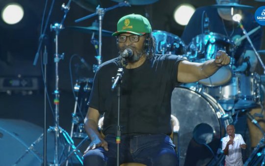 Após internação, Edson Gomes recebe alta e deixa hospital em Feira de Santana