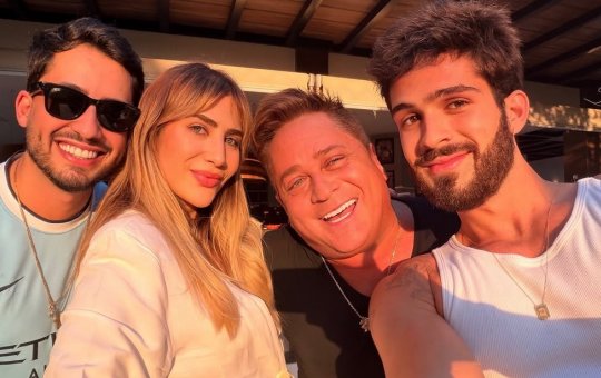 Leonardo é surpreendido por três dos seis filhos em almoço especial no Dia dos Pais