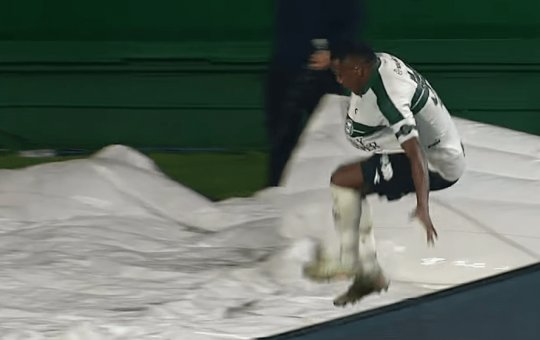 Jogador do Coritiba cai em túnel durante comemoração de gol que acabou anulado